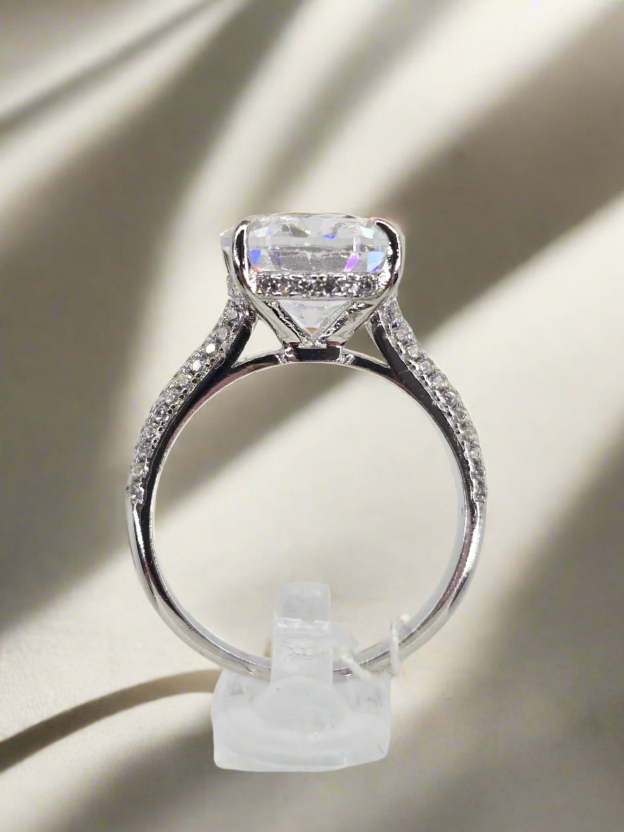 Oval Travel/Engagement Ring